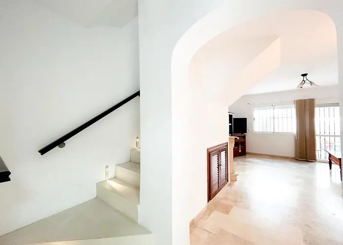 Townhouse With Arabic Pool And Close To The In Estepona