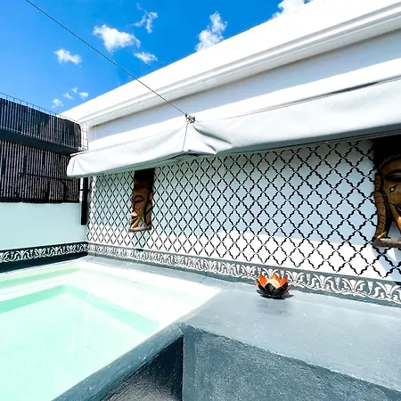 Townhouse With Arabic Pool And Close To The In エステポナ